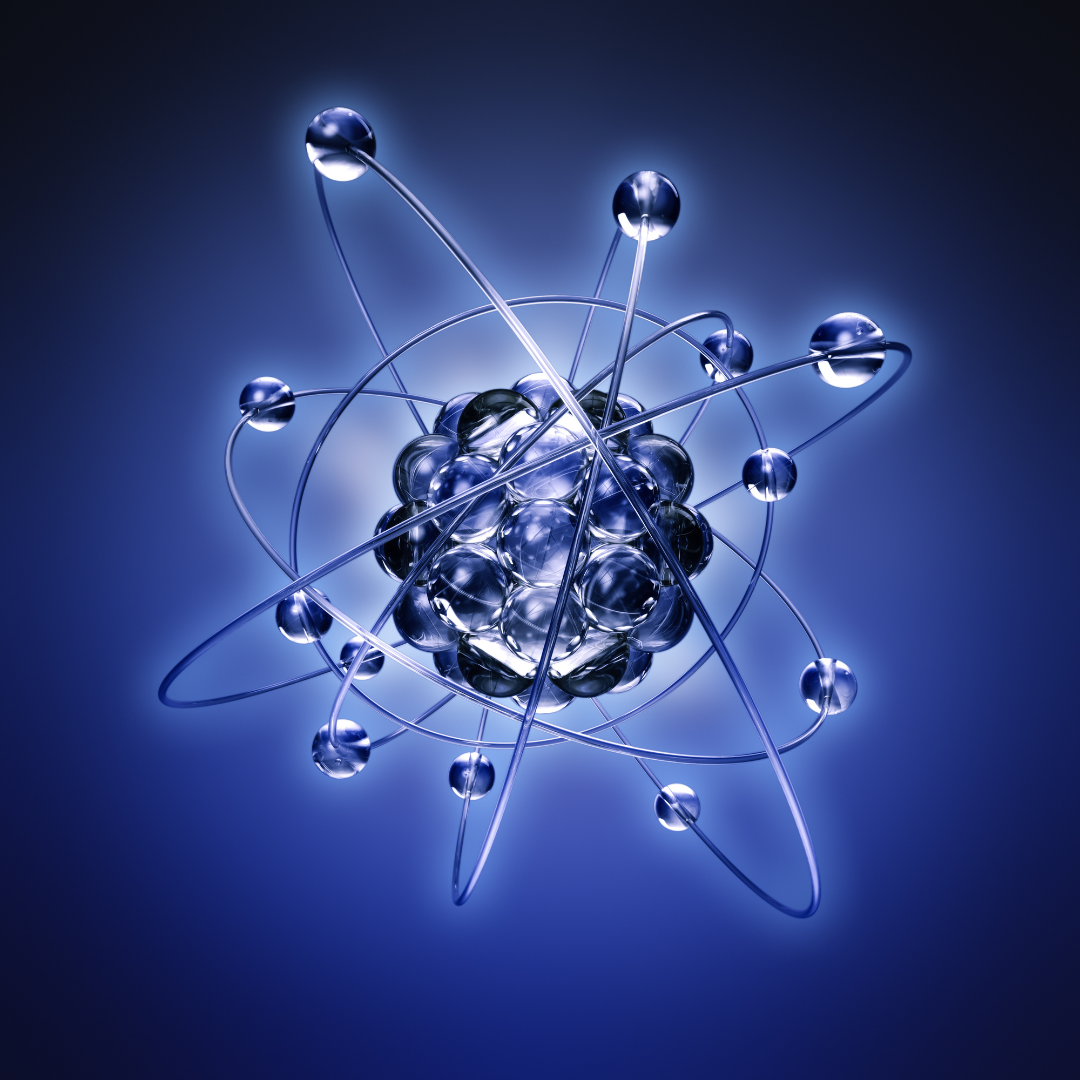 Futuristische 3D-Darstellung eines Atoms mit leuchtendem Kern und kreisenden Elektronenbahnen auf blauem Hintergrund.